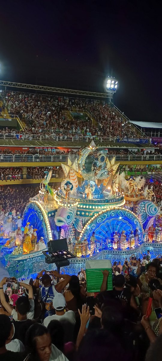 barrracao's tweet photo. A Beija flor vai encerrando seu desfile na Sapucaí. Gostaram da escola? Qual a sua nota? #Globeleza https://t.co/pFtAGpR5jE
