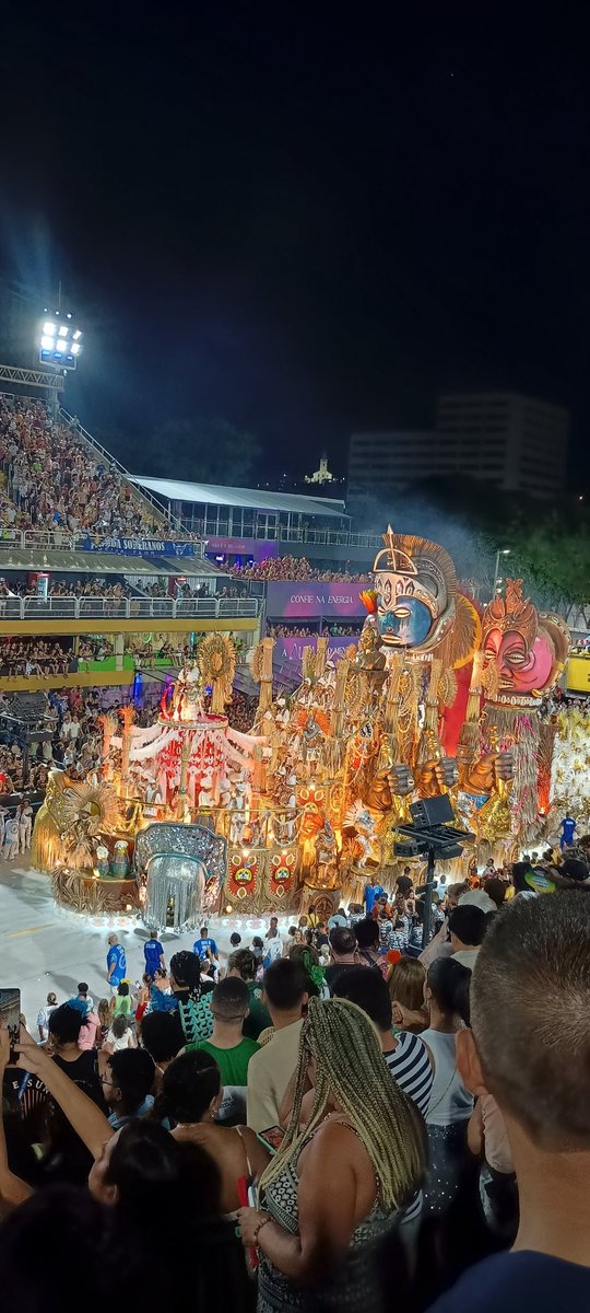 barrracao's tweet photo. A Beija flor vai encerrando seu desfile na Sapucaí. Gostaram da escola? Qual a sua nota? #Globeleza https://t.co/pFtAGpR5jE