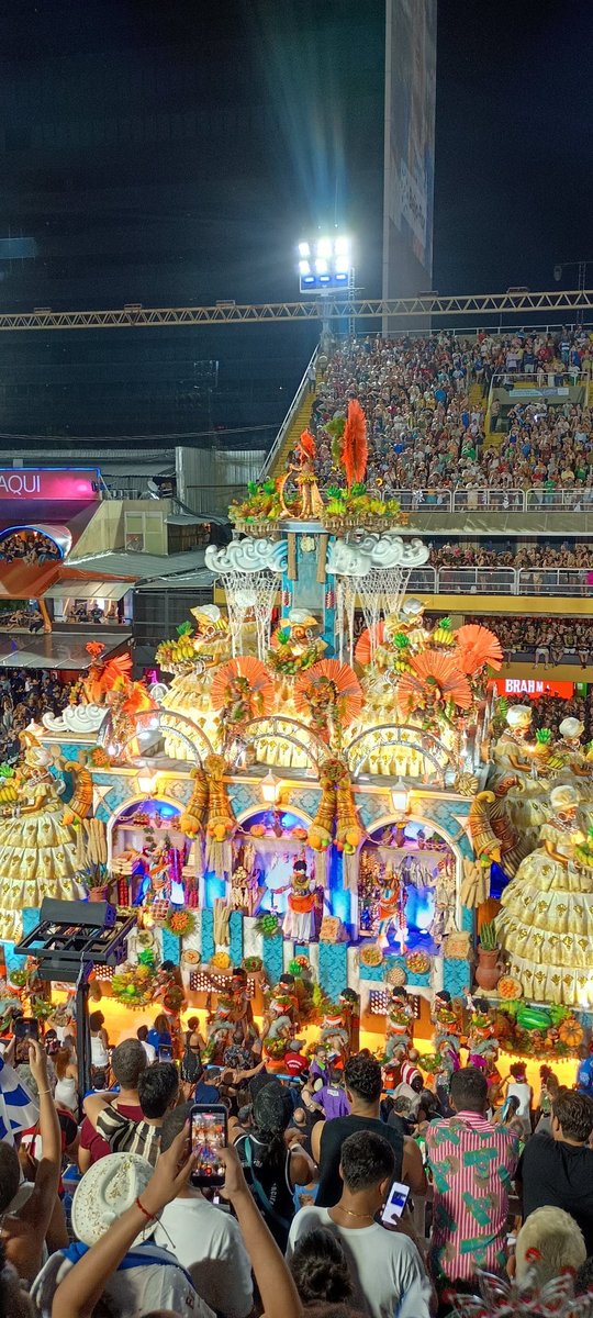 barrracao's tweet photo. A Beija flor vai encerrando seu desfile na Sapucaí. Gostaram da escola? Qual a sua nota? #Globeleza https://t.co/pFtAGpR5jE