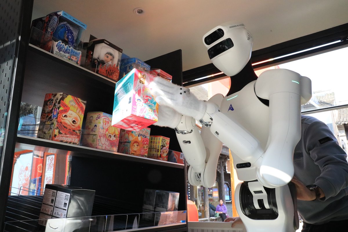 JiangsuYouth's tweet image. Exciting news from Nanjing! 🌟 The "Robot MART" by Stardust AI launches in the historic Laomen Dong district. This humanoid robot offers voice service, blind box retrieval, and product delivery! 🤖 #Nanjing #TechInnovation #RetailRevolution