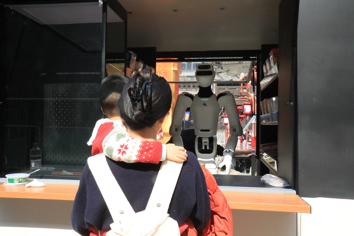 JiangsuYouth's tweet image. Exciting news from Nanjing! 🌟 The "Robot MART" by Stardust AI launches in the historic Laomen Dong district. This humanoid robot offers voice service, blind box retrieval, and product delivery! 🤖 #Nanjing #TechInnovation #RetailRevolution