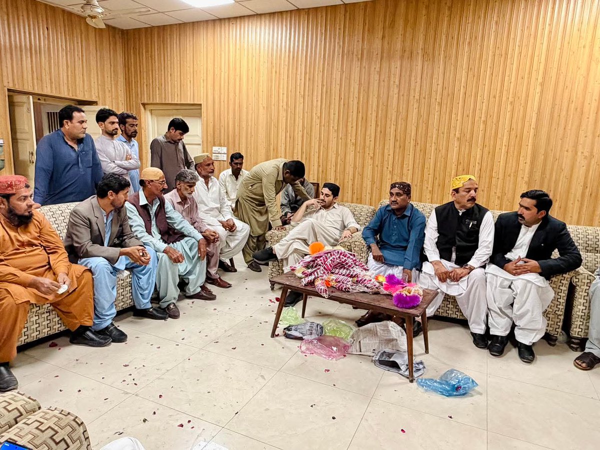 سکھر: چیف سردار جاگن خان بھیو کو عمرہ کی سعادت حاصل کرنے پر مختلف برادریوں سے تعلق رکھنے والے معزز شخصیات نے مبارکباد دی اور انہیں پھولوں کے گلدستے پیش کیے۔