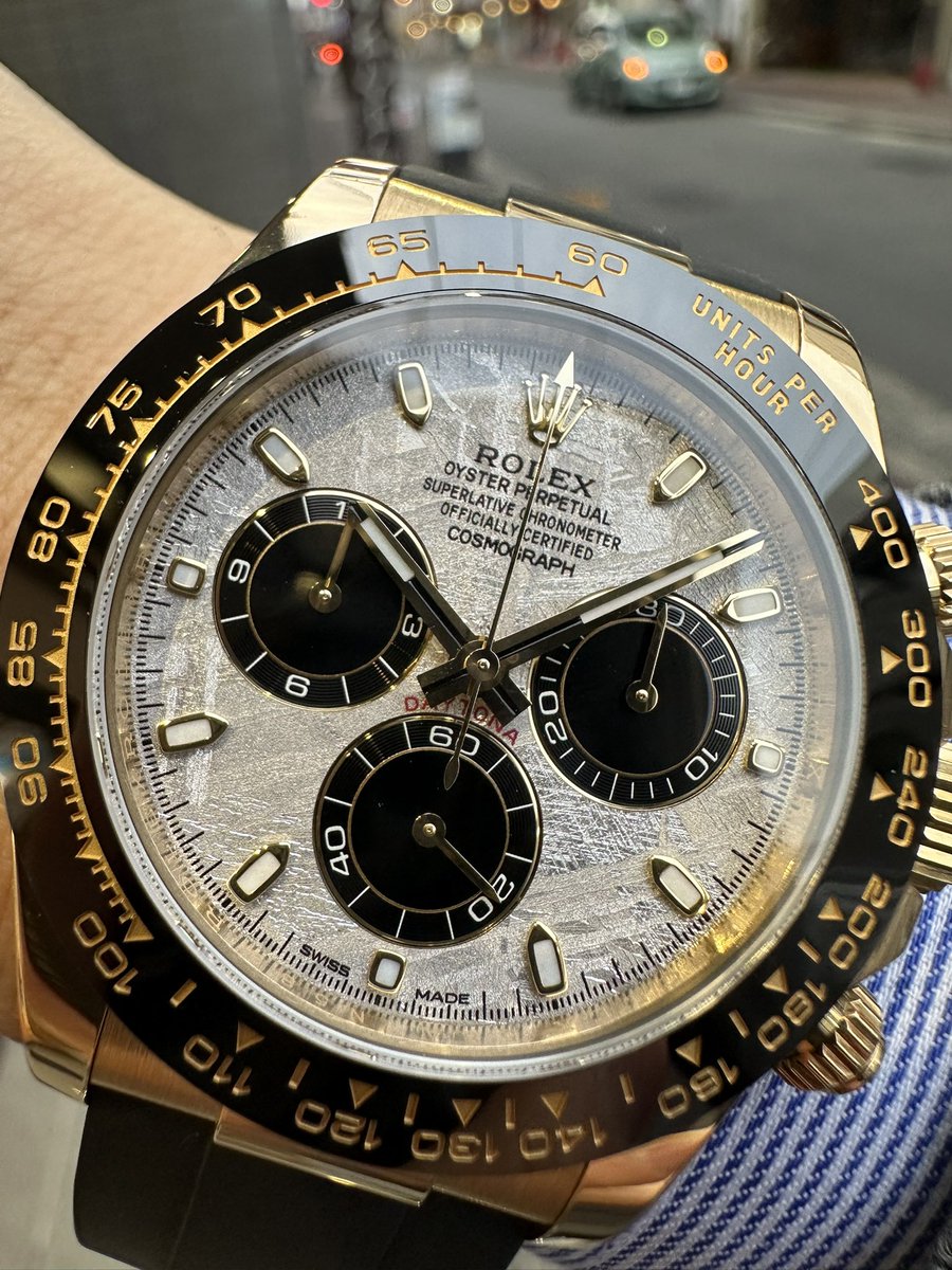 riberowatch's tweet image. デイトナのメテオライト文字盤を眺めてて気づいた。

この隕石、数百万年も宇宙を漂ってようやく地球に辿り着いたのに、
いきなり僕みたいな庶民の腕に固定されるとか、前世でどんな悪いことしたんだろうな。

ごめんな、もっとマシな石油王とかの所に行きたかったよな。
#Rolex #メテオライト