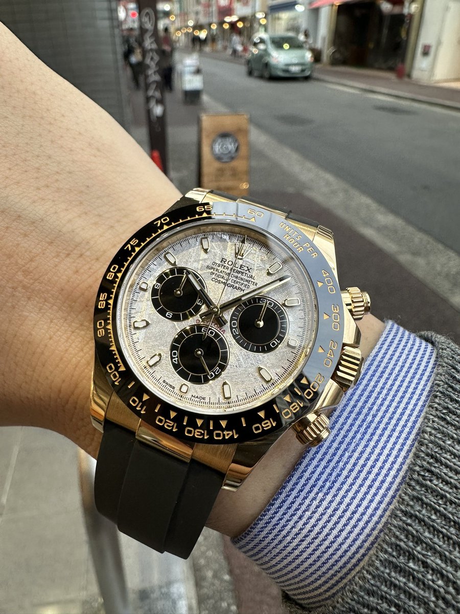 riberowatch's tweet image. デイトナのメテオライト文字盤を眺めてて気づいた。

この隕石、数百万年も宇宙を漂ってようやく地球に辿り着いたのに、
いきなり僕みたいな庶民の腕に固定されるとか、前世でどんな悪いことしたんだろうな。

ごめんな、もっとマシな石油王とかの所に行きたかったよな。
#Rolex #メテオライト