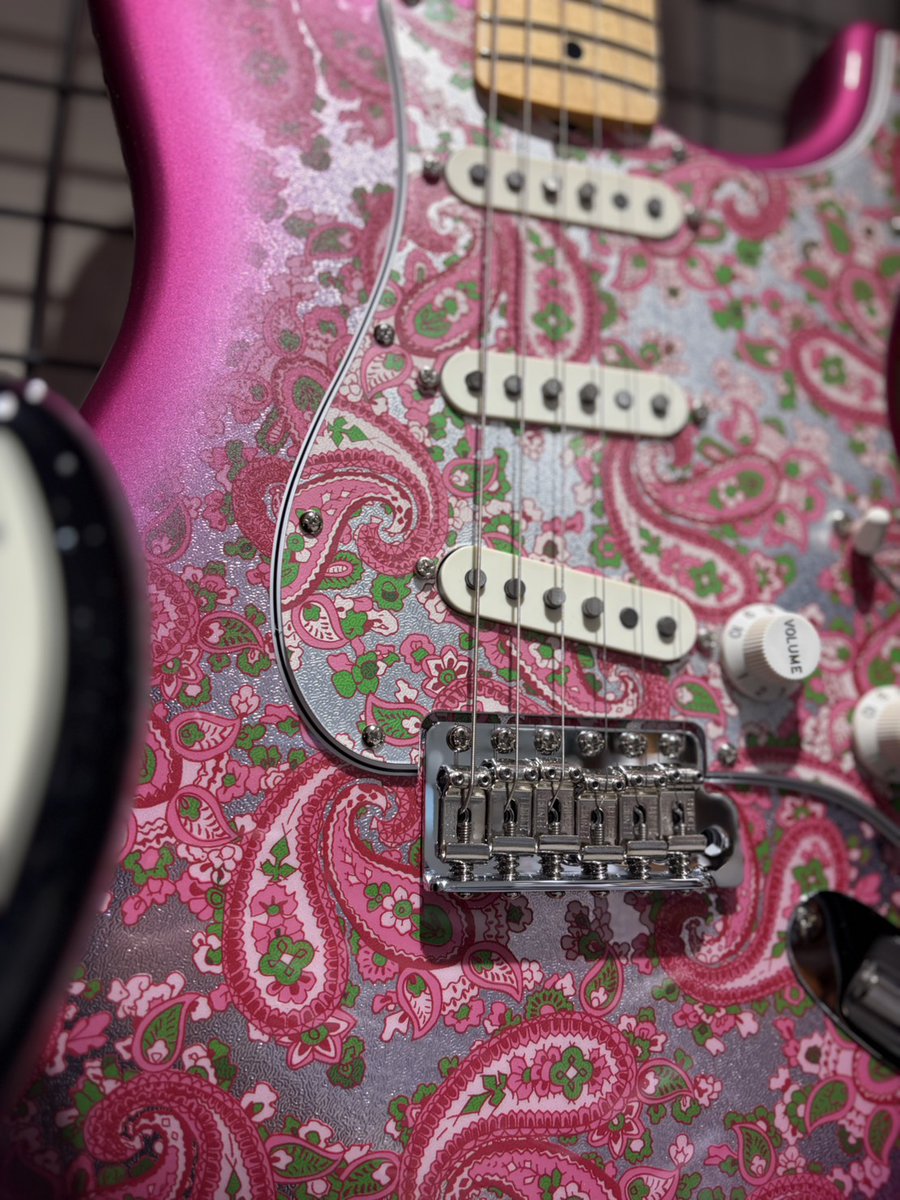 📢エレキギター入荷情報📢

#Fender からMade in Japan Limited Stratocaster® Pink Paisleyが入荷いたしました！
ピンクのペイズリー柄が光る1本☆彡

後日オンラインストアにも出品いたしますので、続報をお待ちください✋