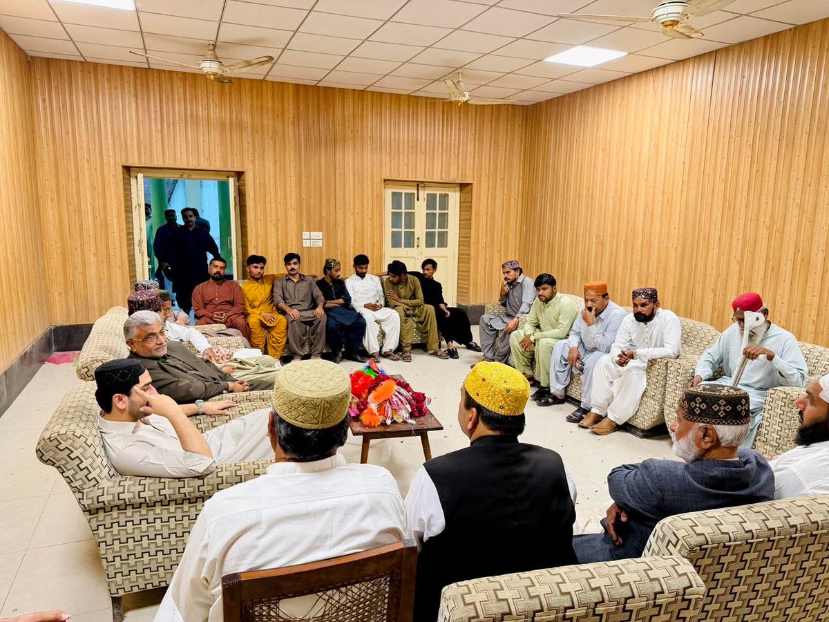 سکھر: چیف سردار جاگن خان بھیو کو عمرہ کی سعادت حاصل کرنے پر مختلف برادریوں سے تعلق رکھنے والے معزز شخصیات نے مبارکباد دی اور انہیں پھولوں کے گلدستے پیش کیے۔