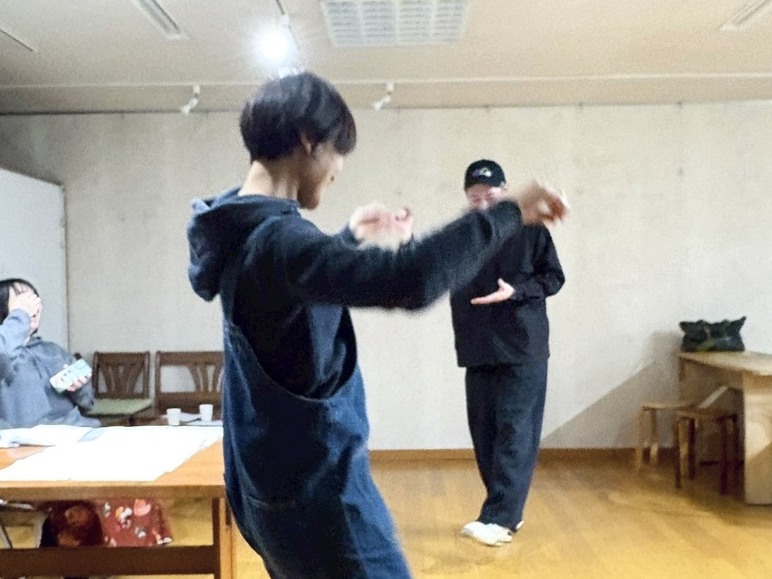 outis_fuk's tweet photo. 新世界の日々 35

踊ってるみたい。

本番まであと数日。

目に見えないヤツらが、
いろいろ悪さをしているようで。

会場は飲食禁止ではありますが…

蓋付きの飲み物を持ってきたり、
飴ちゃんを舐めたりしつも大丈夫です！

予約フォーム
https://t.co/4gXKcJR4xT

#opus_fuk #opus新世界 #opus2026 https://t.co/uwZ32aj9UE