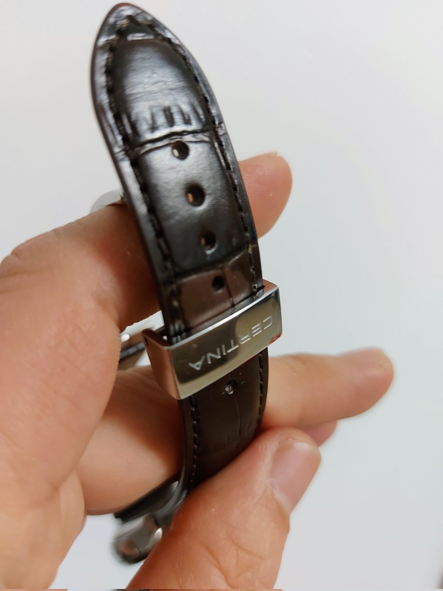 landashing's tweet image. 魔膏事件：塗層溶けて下地デビュー→擦って地獄→修復成功…？  
傷消えたけど俺の理性は消えたまま😂💀  
Certinaちゃん：可愛いけど許さねぇぞ…いや許すわ💚🫣  
まだ続くんじゃね？orz
#革手入れ #レザーケア #禁忌の魔膏