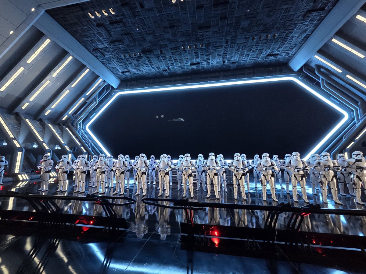 Wells_1983's tweet photo. ギャラクシーズエッジ、全ての要素がスターウォーズファンを喜ばせることに徹していて本当に感動…

SWファンならニヤッとする要素が、最近見始めた人から映像作品を越えて小説やコミックまで見ているコアなファンまで満足させる仕掛けが道や壁、装飾全てに抜かり無く設置されている…

完全に別世界… https://t.co/WsjKFjKXJp