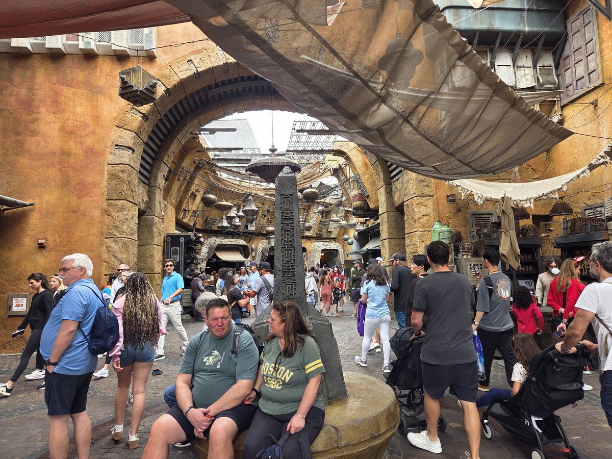 Wells_1983's tweet photo. ギャラクシーズエッジ、全ての要素がスターウォーズファンを喜ばせることに徹していて本当に感動…

SWファンならニヤッとする要素が、最近見始めた人から映像作品を越えて小説やコミックまで見ているコアなファンまで満足させる仕掛けが道や壁、装飾全てに抜かり無く設置されている…

完全に別世界… https://t.co/WsjKFjKXJp