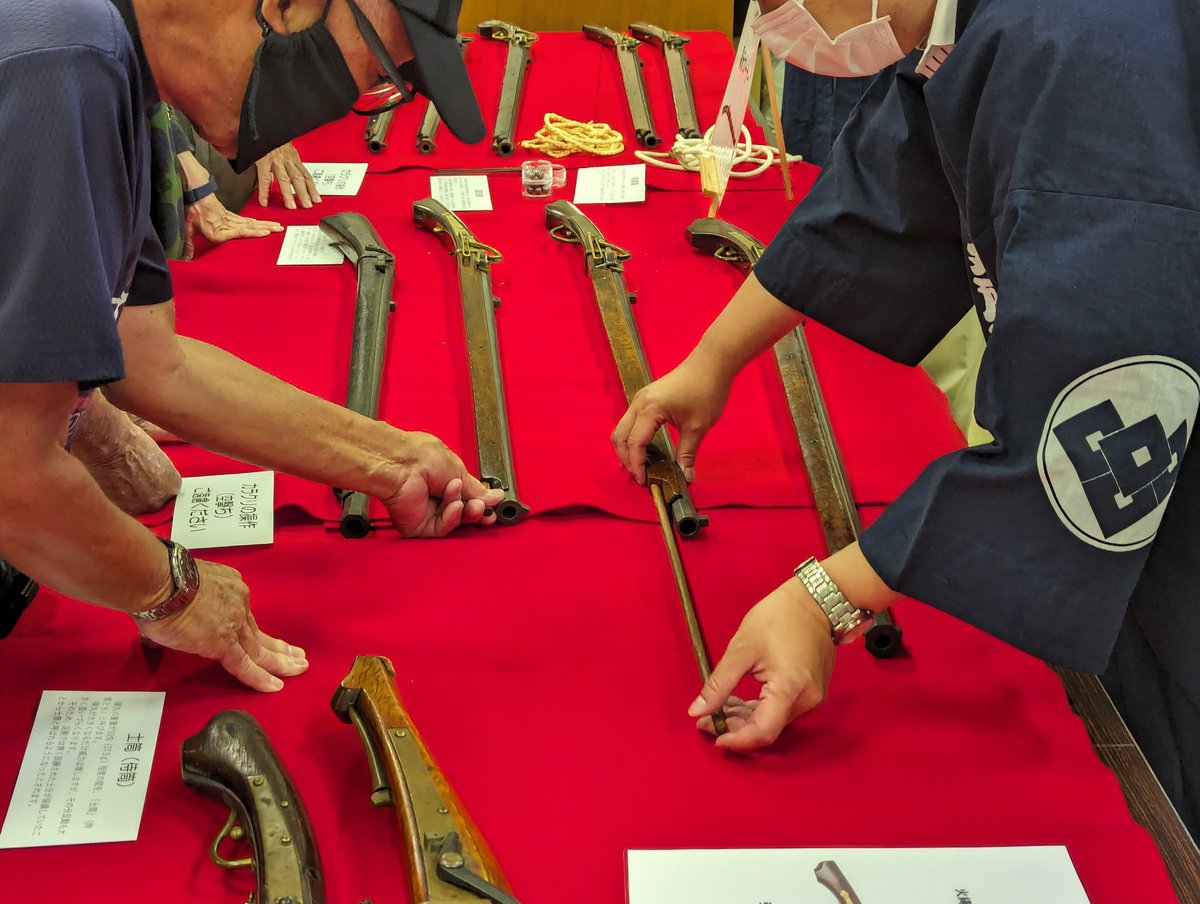 ita_kyoudo_m's tweet photo. 【拡散お願いします】
火縄銃・洋式銃講座を開催します！
内容：火縄銃・洋式銃の紹介、火縄銃分解の実演など
日時：2/21(土)10:30～12:00と13:30～15:00
講師：西洋流火術鉄砲隊保存会
申込不要、当日直接当館へお越しください。内容は午前も午後も同じ内容です。
↓詳細↓
https://t.co/HH3VvZGQF5 https://t.co/QJE0TO9rGT