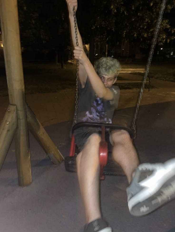 hahahabiba's tweet image. these two having a conversation about parallel universes is going to be SO unserious😭There’s absolutely no universe in which Lovro wouldnt bully Ivan for bringing it up even if he lowkey believes in it too (yes, Ivan is 100% the one starting that conversation)
#sramhr