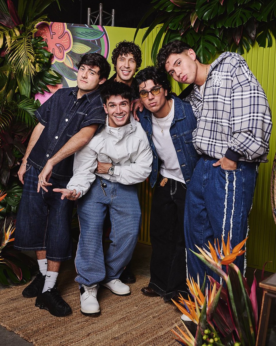 Hey girls! Puedo mostrarles una boyband súper talentosa? 

Se llama <a href="/dndmusica/">DND</a> , tiene 5 miembros de diferentes países, tienen 7 canciones, siendo una colaboración con Rich de CNCO 🥹 Estoy segura de que no se arrepentirán 🩵

open.spotify.com/artist/3YK398n…