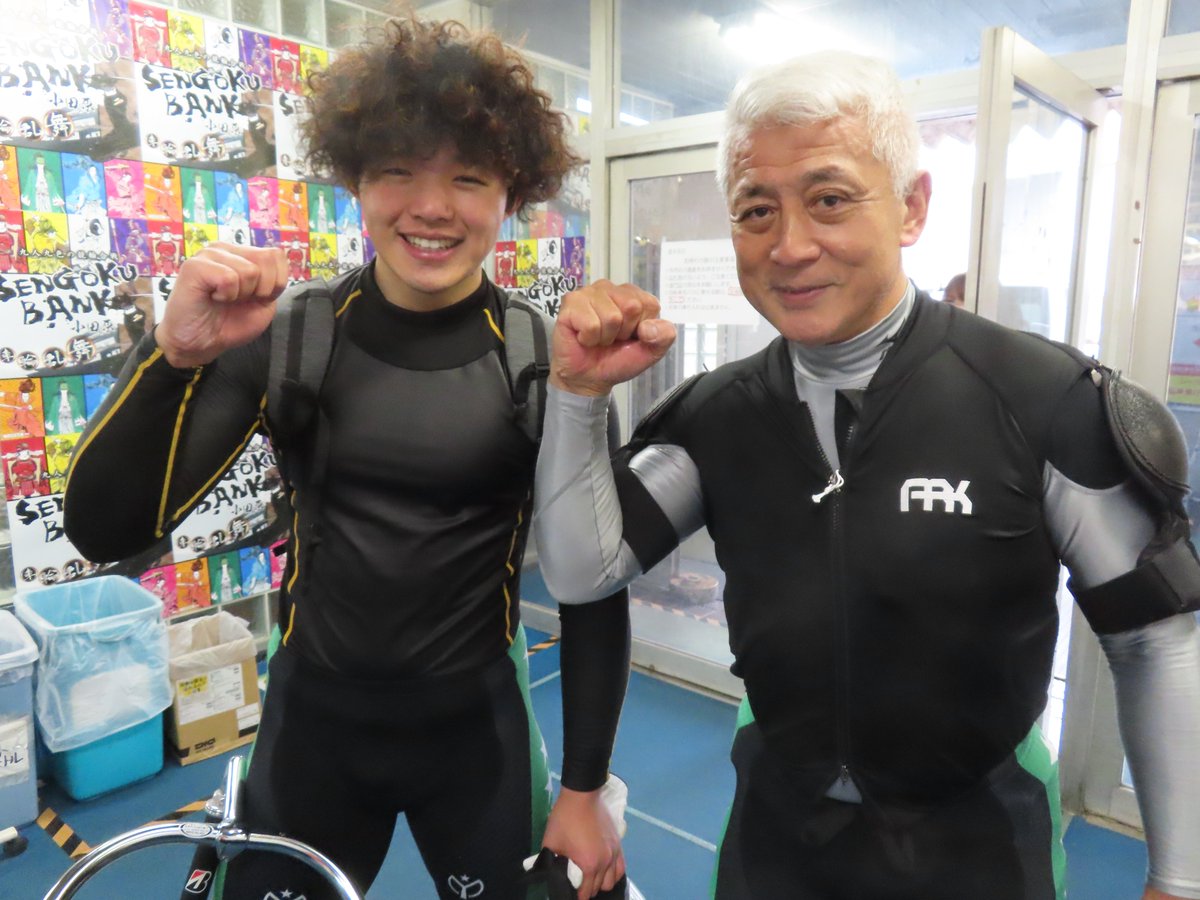 nikkan_keirin's tweet photo. 【#小田原競輪 FⅡ＝２日目】
#大塚城（20＝静岡）と #遠沢健二（61＝神奈川）は「フィギュア #りくりゅう ペア」ばりの #凸凹コンビ で連係してワンツー。決勝進出を決めそろってガッツポーズ！
遠沢「いや～きつかった。口だけは閉めてとだけ。地元は番組はいいけどプレッシャーがかかる。（連係した大塚との年齢差は）親子以上だ！笑」
最終日の決勝５Ｒも３日続けての連係で臨む。