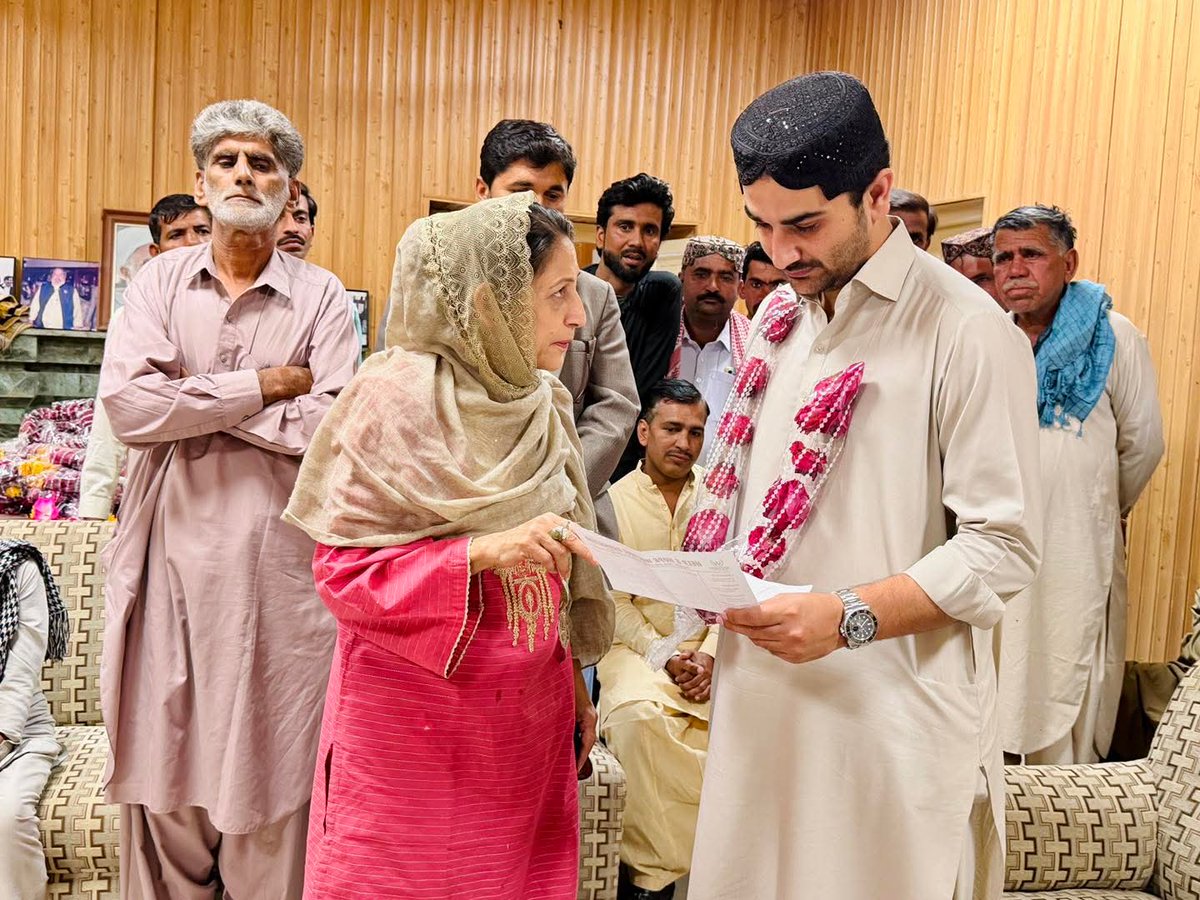 سکھر: چیف سردار جاگن خان بھیو کو عمرہ کی سعادت حاصل کرنے پر مختلف برادریوں سے تعلق رکھنے والے معزز شخصیات نے مبارکباد دی اور انہیں پھولوں کے گلدستے پیش کیے۔