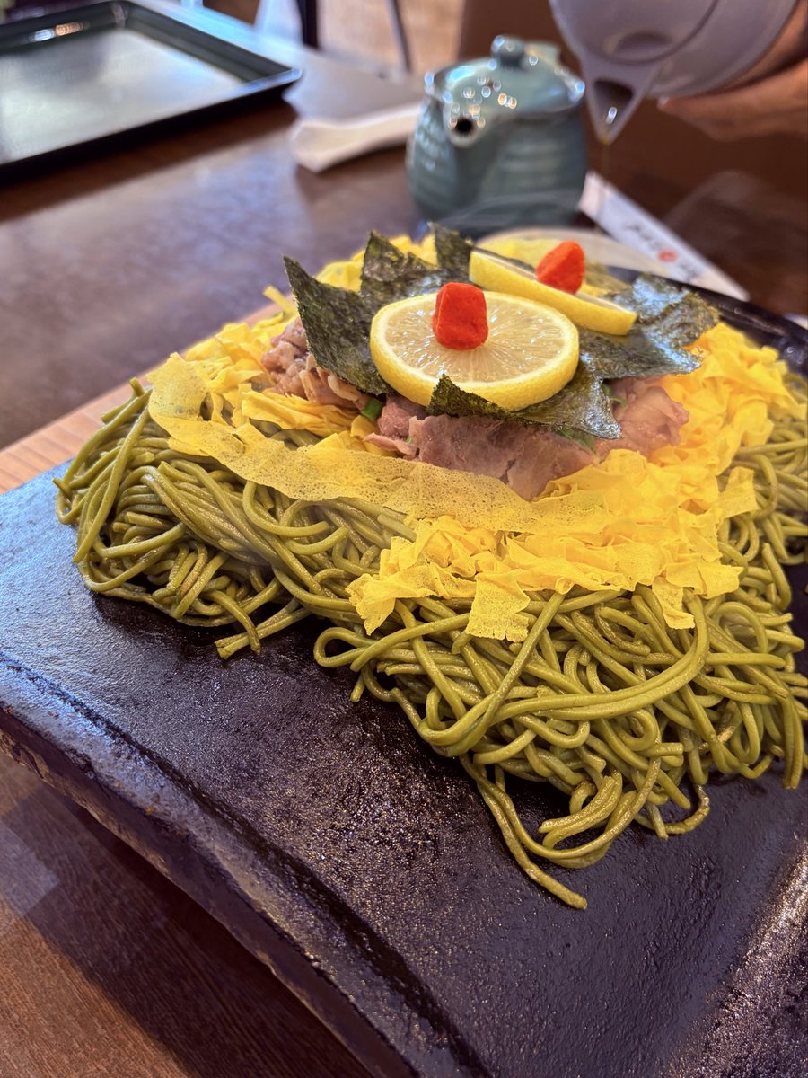 下関に来ているのですが、名物の瓦そばをいただきました。瓦の熱でカリカリになったそば、美味しい。