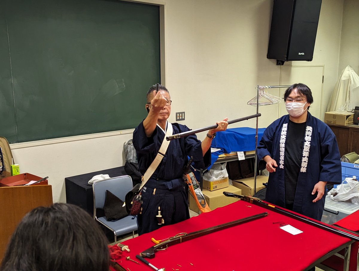 ita_kyoudo_m's tweet photo. 【拡散お願いします】
火縄銃・洋式銃講座を開催します！
内容：火縄銃・洋式銃の紹介、火縄銃分解の実演など
日時：2/21(土)10:30～12:00と13:30～15:00
講師：西洋流火術鉄砲隊保存会
申込不要、当日直接当館へお越しください。内容は午前も午後も同じ内容です。
↓詳細↓
https://t.co/HH3VvZGQF5 https://t.co/QJE0TO9rGT