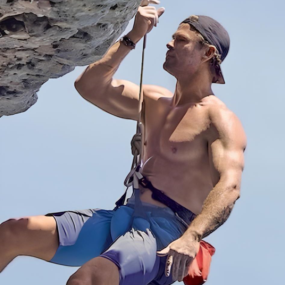 bodycrave's tweet photo. would you rock climb with chris hemsworth https://t.co/AtwMtTaPbQ