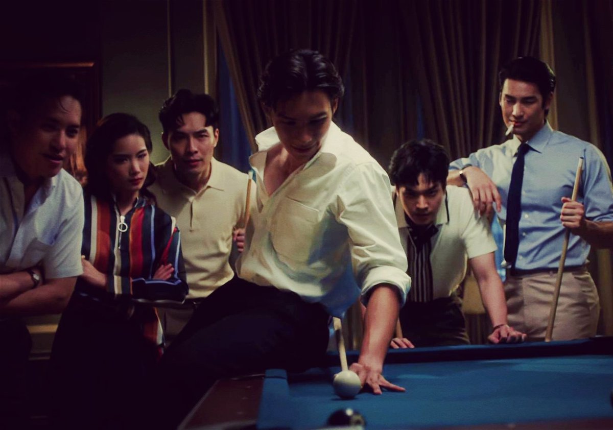 เห็นอาโปในบท ดร.ตฤณ แล้วยิ่งคิดถึงพระเอกหนังฮ่องกงแนวเจ้าพ่อยุคโน้นจริงๆ อาโปโคตรเหมาะกับอะไรแบบนี้จริงๆนะ คนมากมายเขายังโดดเด่นออกมาจากภาพได้อ่ะ