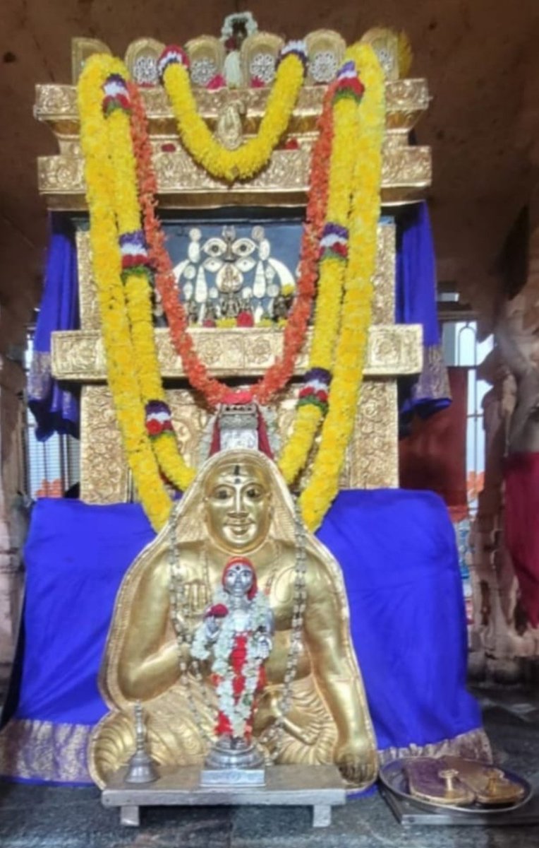 Jaggesh2's tweet photo. ಇಂದಿನ ರಾಯರ ಬೃಂದಾವನ ಅಲಂಕಾರ ದರ್ಶನ 🙏 https://t.co/UDehTlfQkp
