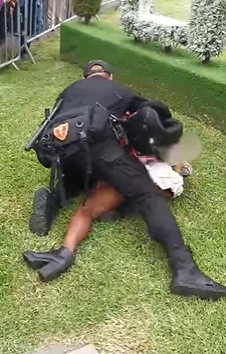 JairSaq_'s tweet image. Hoy la candidata Gahela Cari fue detenida de forma humillante y salvaje por la @PoliciaPeru cuando protestaba contra esta dictadura. El sistema tolera a los sicarios y org. criminales, pero ve como amenaza a una mujer trans, afroandina y obrera.