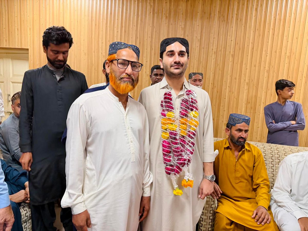 سکھر: چیف سردار جاگن خان بھیو کو عمرہ کی سعادت حاصل کرنے پر مختلف برادریوں سے تعلق رکھنے والے معزز شخصیات نے مبارکباد دی اور انہیں پھولوں کے گلدستے پیش کیے۔