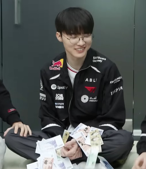 돈벼락 맞은 페냥이를 RT하면
당신도 돈벼락을 맞게됩니다
💸💸💸💸💸💸💸💸💸