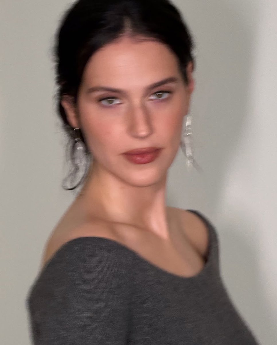 loveeee eva victor's face...