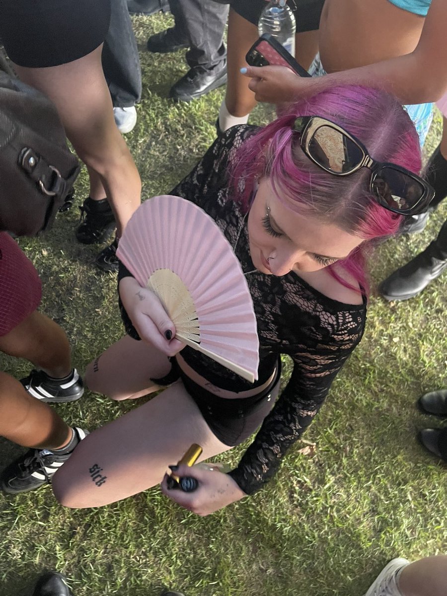 princesskess's tweet photo. Festival drinks are expensive !! Good thing that you will reimburse me for them :3 because you love seeing me have fun with your hard earned money 💋💋 https://t.co/agCiJDDZc7