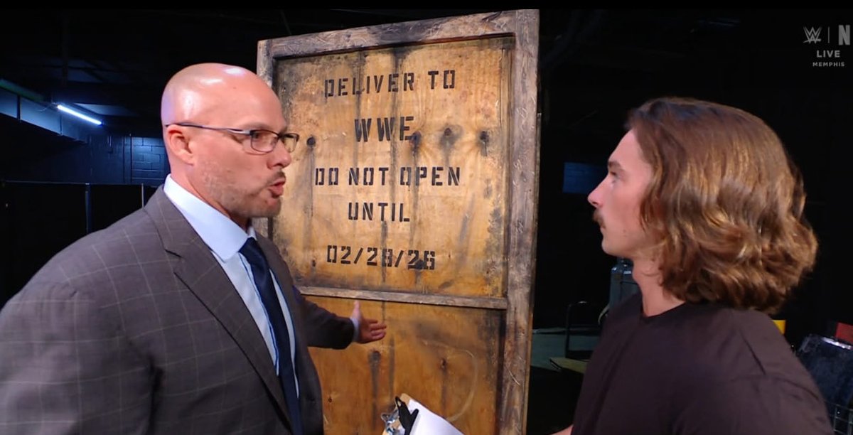 _TheFinish's tweet photo. What’s in the box? 🤔  #WWERaw https://t.co/lUwcEUyKCL