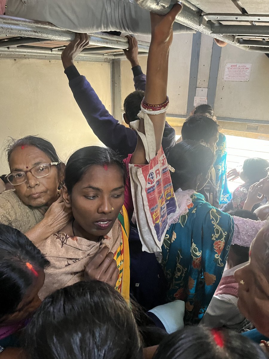 amitlucky39's tweet photo. @RailMinIndia @RailwaySeva @drmmalda @RailMinIndia @PMOIndia 

Train no 53416 is overcrowded.
In recent day train is running with decreased number of coach. Life of passenger is in extreme danger. Previously train was running with 14 coaches but now only 10 coach available. https://t.co/XBwwQdtNiR