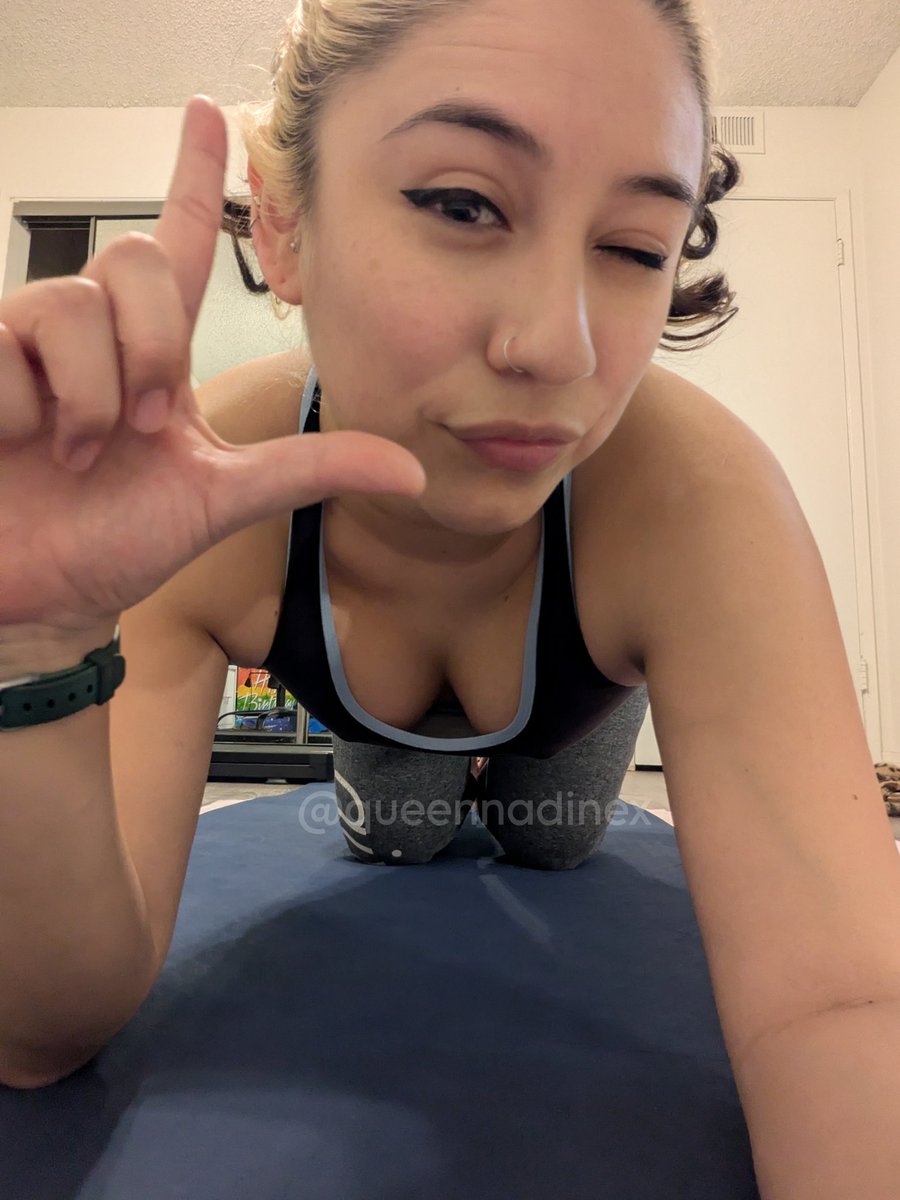 Provoking desire from across the screen is an art, a little treat for my beta loser cucks. 🐔