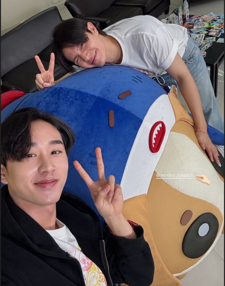 Est wishing Wesley a happy birthday with a pic with Willy 🥺🥺🤍

🦈: HBD KUB DEK 🐶🦈

#WilliamEst #WESLEY