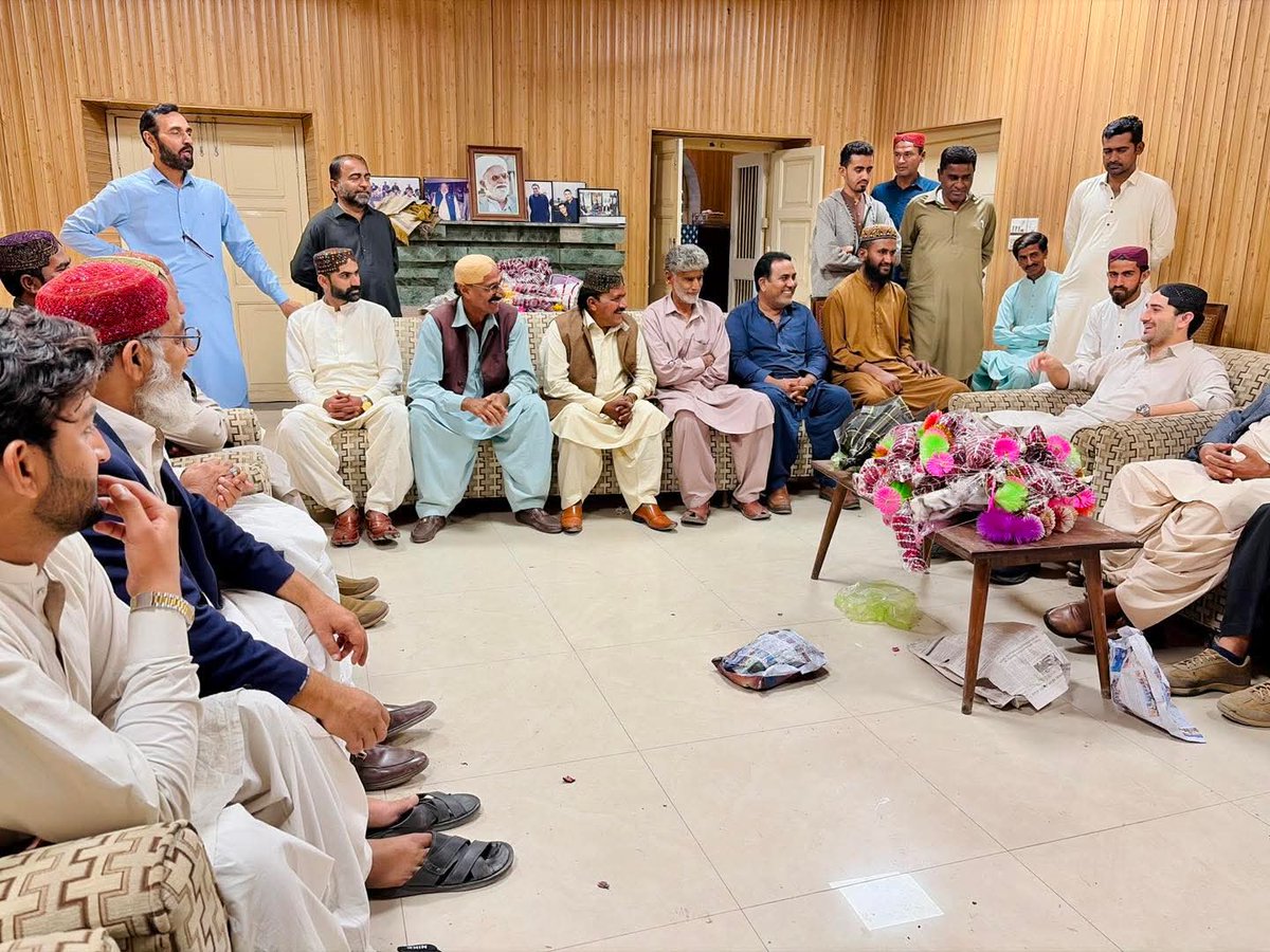 سکھر: چیف سردار جاگن خان بھیو کو عمرہ کی سعادت حاصل کرنے پر مختلف برادریوں سے تعلق رکھنے والے معزز شخصیات نے مبارکباد دی اور انہیں پھولوں کے گلدستے پیش کیے۔