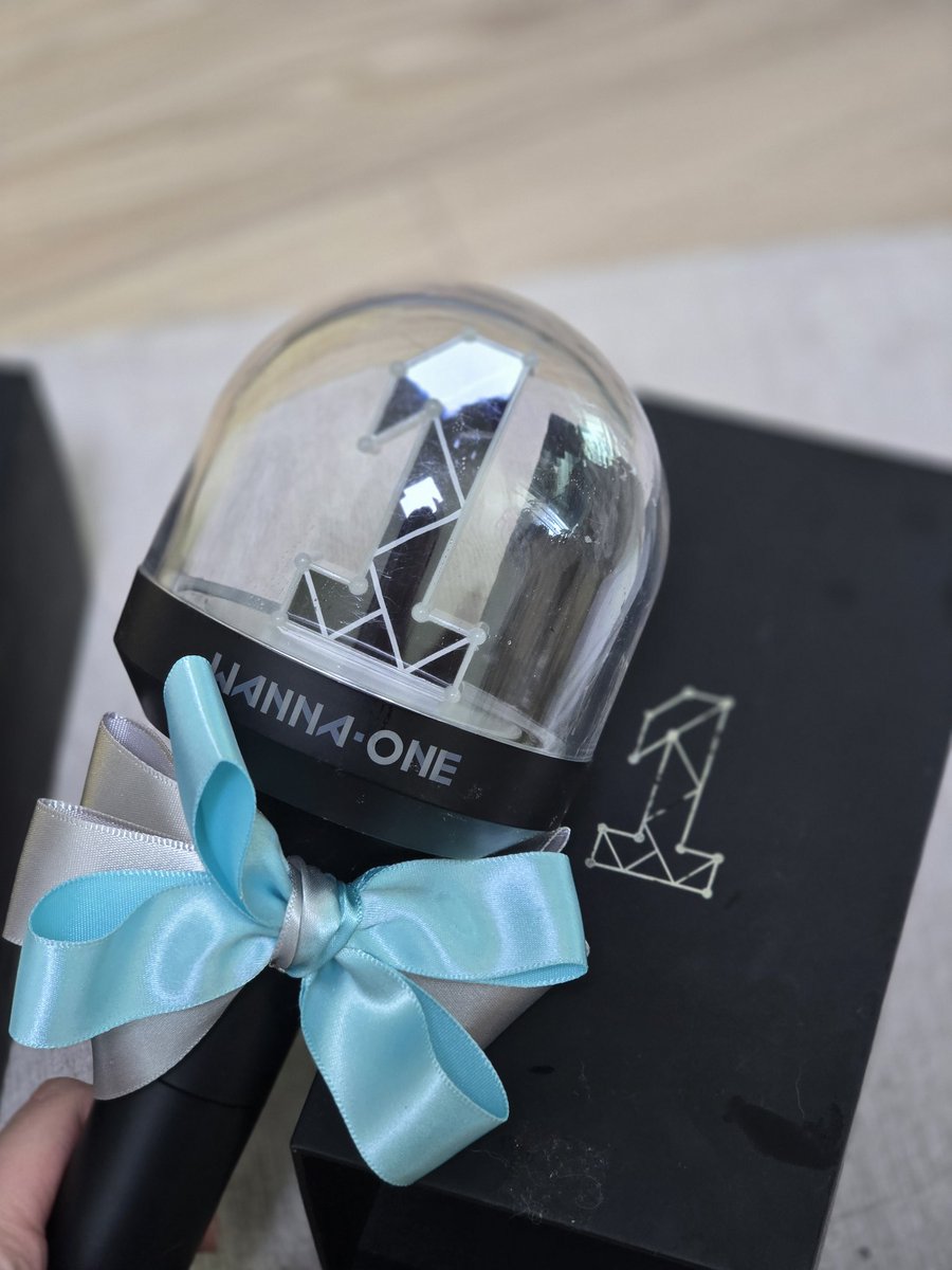 워너원.. 추억의 물건 본가에서 찾아옴 ㅋㅋㅋㅋ 응원봉이 고이 담겨 있던 ㅠㅠ