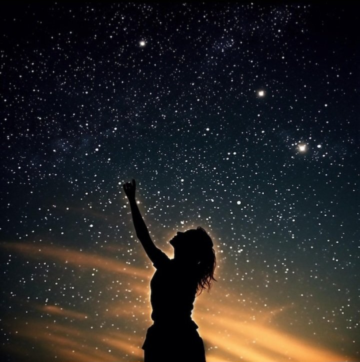 Yo tengo un amor callado
que por callado lo es todo,
del silencio del recodo
brota un idioma estrellado;
¿Será un cielo enamorado
que ilumina mi existencia?
Ese cielo es su presencia
y le susurro al oído:
La vida tiene sentido
porque tu amor es mi esencia. 
#DécimasDelAlma 🙏❤️✍️