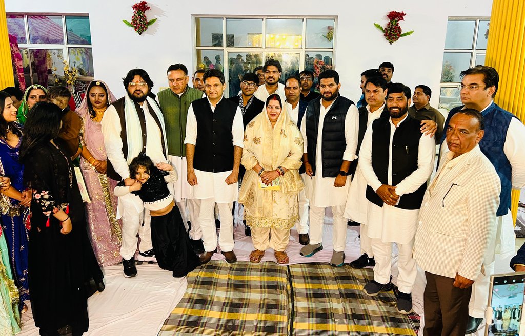 नांगल चौधरी से लोकप्रिय विधायक <a href="/ManjuINC_/">Manju Choudhary</a> जी के सुपुत्र यश चौधरी के विवाह समारोह में सम्मिलित होकर नव-दम्पत्ति को सुखी व सफल वैवाहिक जीवन की शुभकामनाएं दी और परिवारजनों से मिलकर बधाई दी।