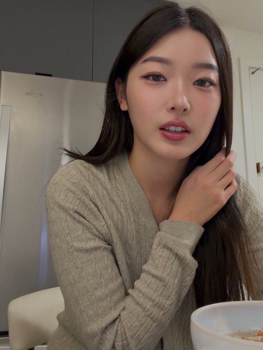 She's so cute and pretty and handsome😩😩I couldn't stop smiling since she started the live. This is my best new year gift