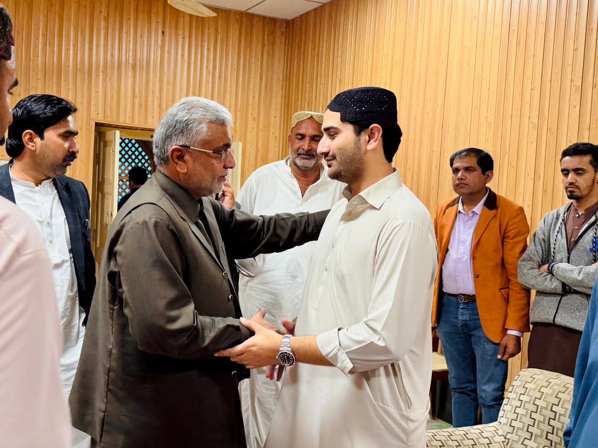 سکھر: چیف سردار جاگن خان بھیو کو عمرہ کی سعادت حاصل کرنے پر مختلف برادریوں سے تعلق رکھنے والے معزز شخصیات نے مبارکباد دی اور انہیں پھولوں کے گلدستے پیش کیے۔