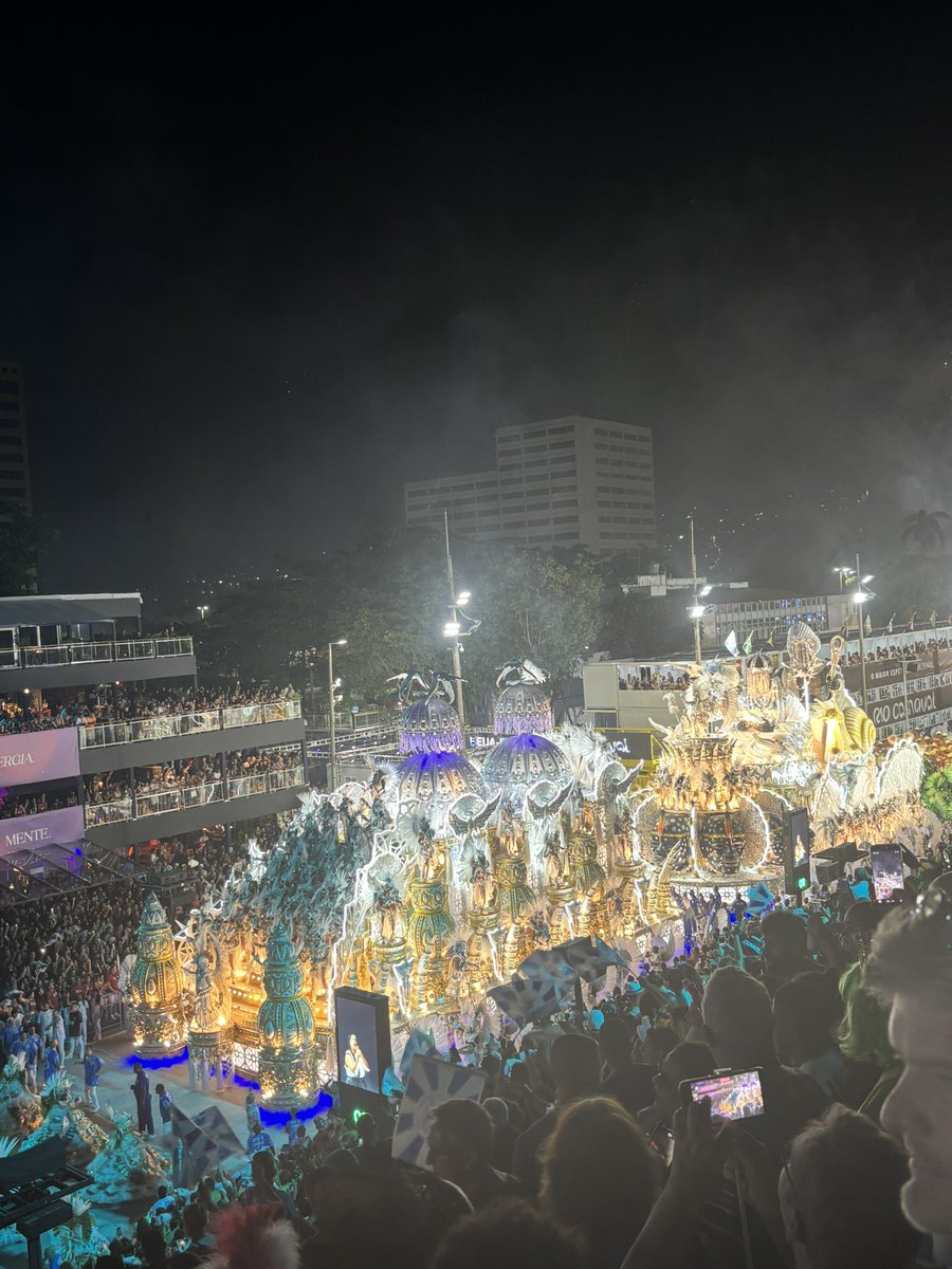 Derickaooo's tweet photo. BEIJA FLOR

Desfile absolutamente CAMPEÃO aqui no setor 3, uma avalanche, força da natureza, negritude. O maior desfile musicalmente desde Exu e a bateria ESTANDARTE DE OURO. Campeã até aqui, um ABSURDO DE DESFILE. sem mais. https://t.co/38juAxd81F