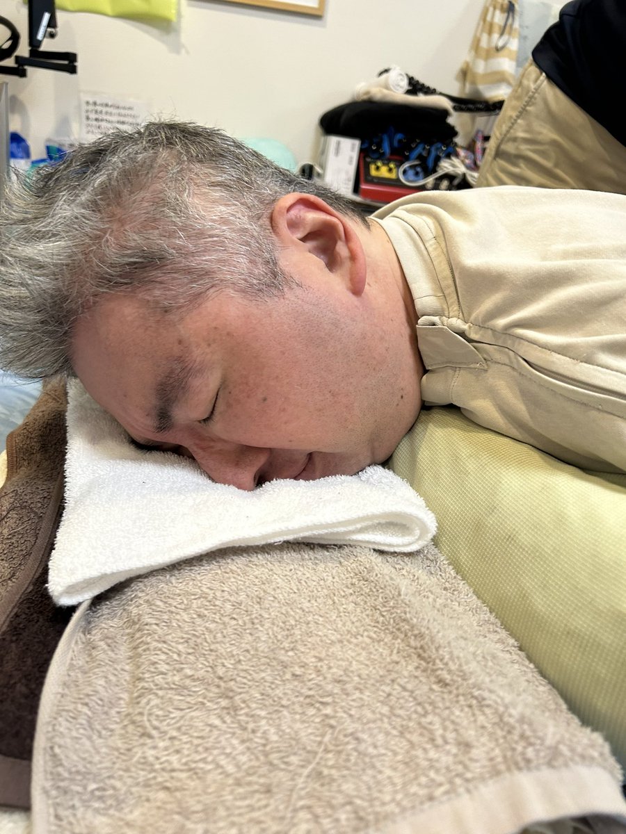 Dr_Stroker's tweet photo. 今日のリハビリ、完全にKOされました……😇
うつ伏せで耐える時間、結構つらかった。
効いてる証拠だとは分かってるんですが、写真の通りぐったりです（笑）。
身体のメンテナンスも楽じゃないですね。
よし、痛みは回復への第一歩！

#リハビリ #メンテナンス #撃沈 #明日への活力 https://t.co/GBtgCJoZKS
