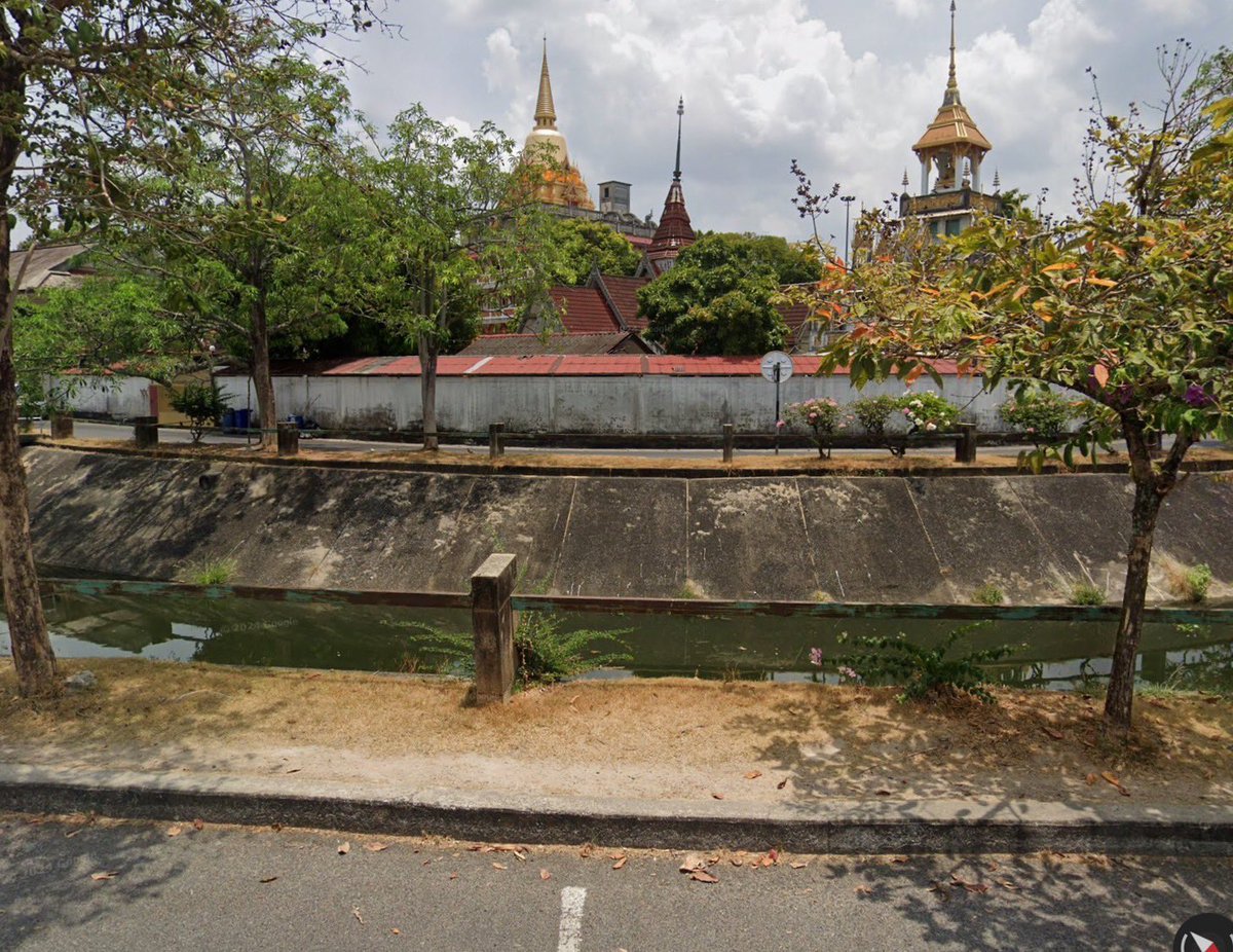 ปจ #streetartHappyPeckDaySS2

ตอนนี้รวบรวมนักวาดครบ 11 คน

กำแพงที่ใช้คือ กำแพงหลังวัดปากน้ำ เป็นบริเวณที่มีรถสัญจรไปมาหนาแน่นช่วงเช้าและเย็น เพราะตรงข้ามเป็นโรงเรียน บรรยากาศริมคลองร่มรื่นมาก คนเดินออกกำลังกายก็เยอะ 

ยังไงฝากซัพพอร์ตของโดเนทด้วยน้า
😋😋😋

#เป๊กผลิตโชค