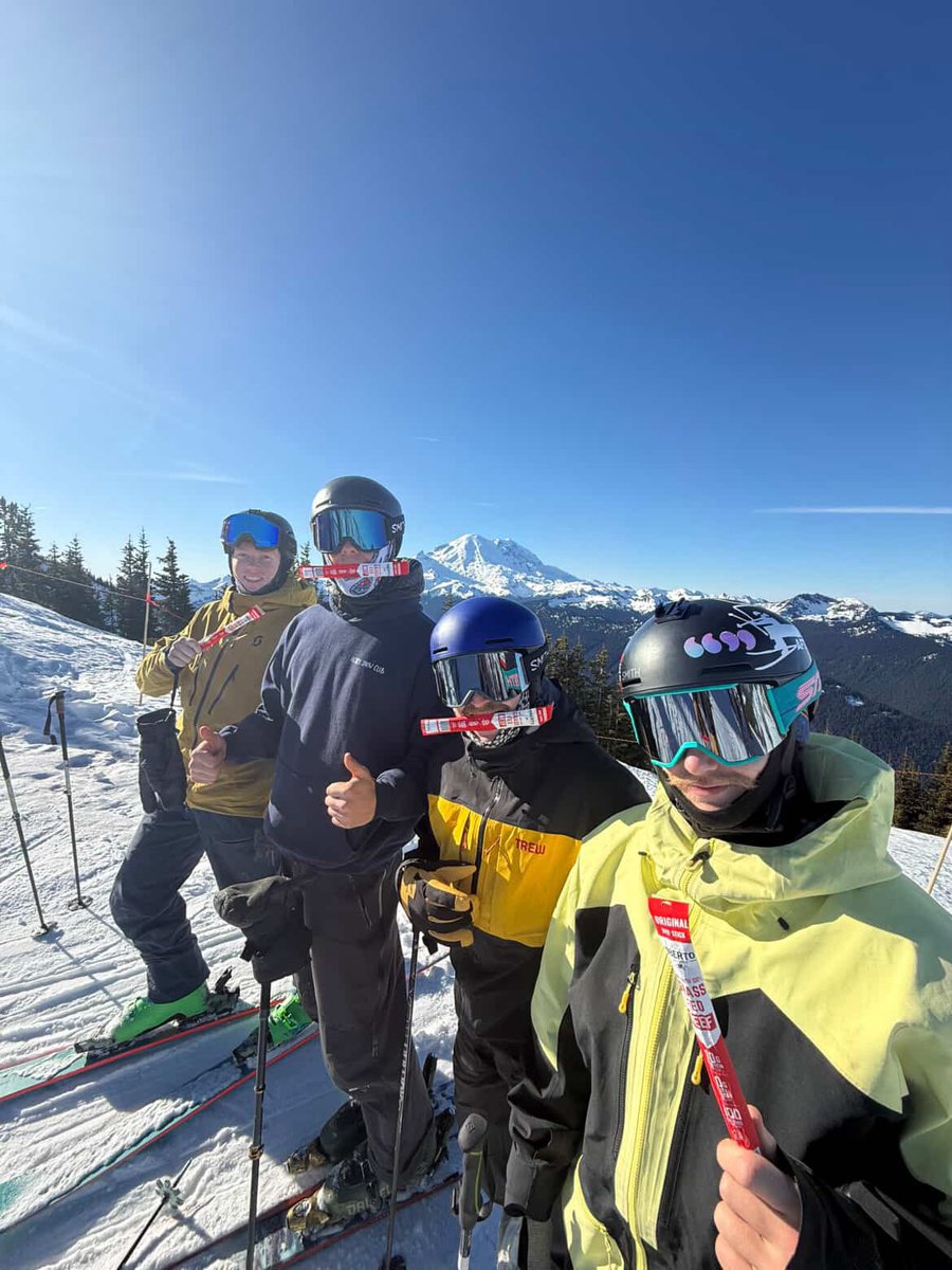ObertoBeefJerky's tweet image. We're stoked to see @huskysnowclub putting in turns with Oberto Grass Fed Beef Sticks! This is what it’s all about. #OhBoy! Oberto ❄️🏔️🔥