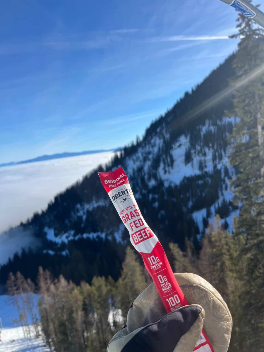 ObertoBeefJerky's tweet image. We're stoked to see @huskysnowclub putting in turns with Oberto Grass Fed Beef Sticks! This is what it’s all about. #OhBoy! Oberto ❄️🏔️🔥
