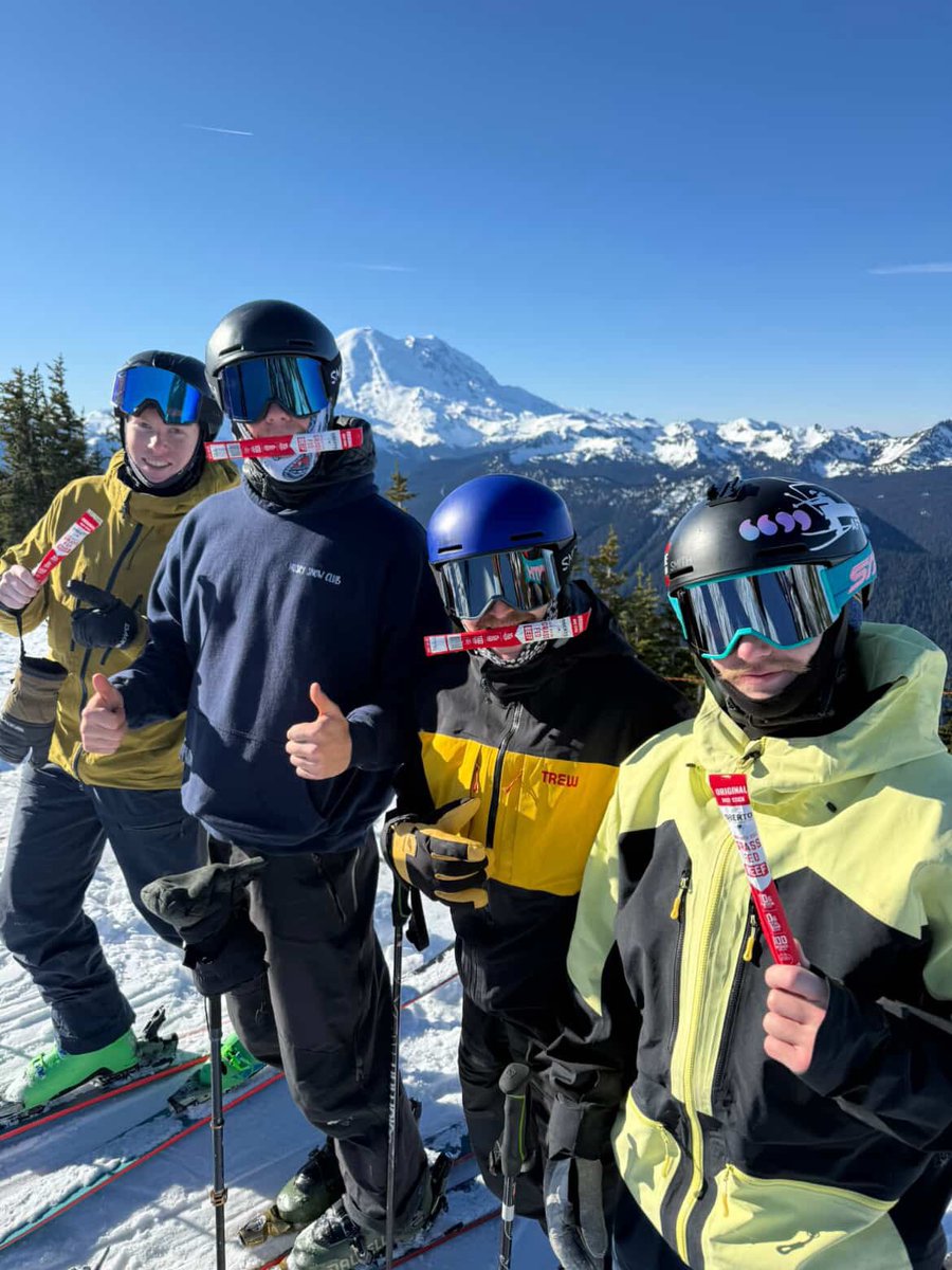 ObertoBeefJerky's tweet image. We're stoked to see @huskysnowclub putting in turns with Oberto Grass Fed Beef Sticks! This is what it’s all about. #OhBoy! Oberto ❄️🏔️🔥