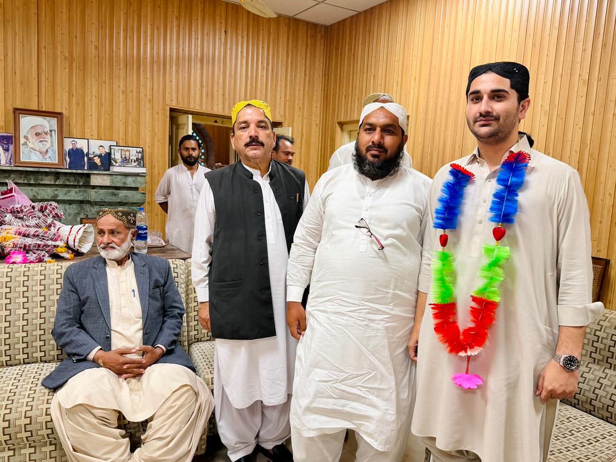 سکھر: چیف سردار جاگن خان بھیو کو عمرہ کی سعادت حاصل کرنے پر مختلف برادریوں سے تعلق رکھنے والے معزز شخصیات نے مبارکباد دی اور انہیں پھولوں کے گلدستے پیش کیے۔