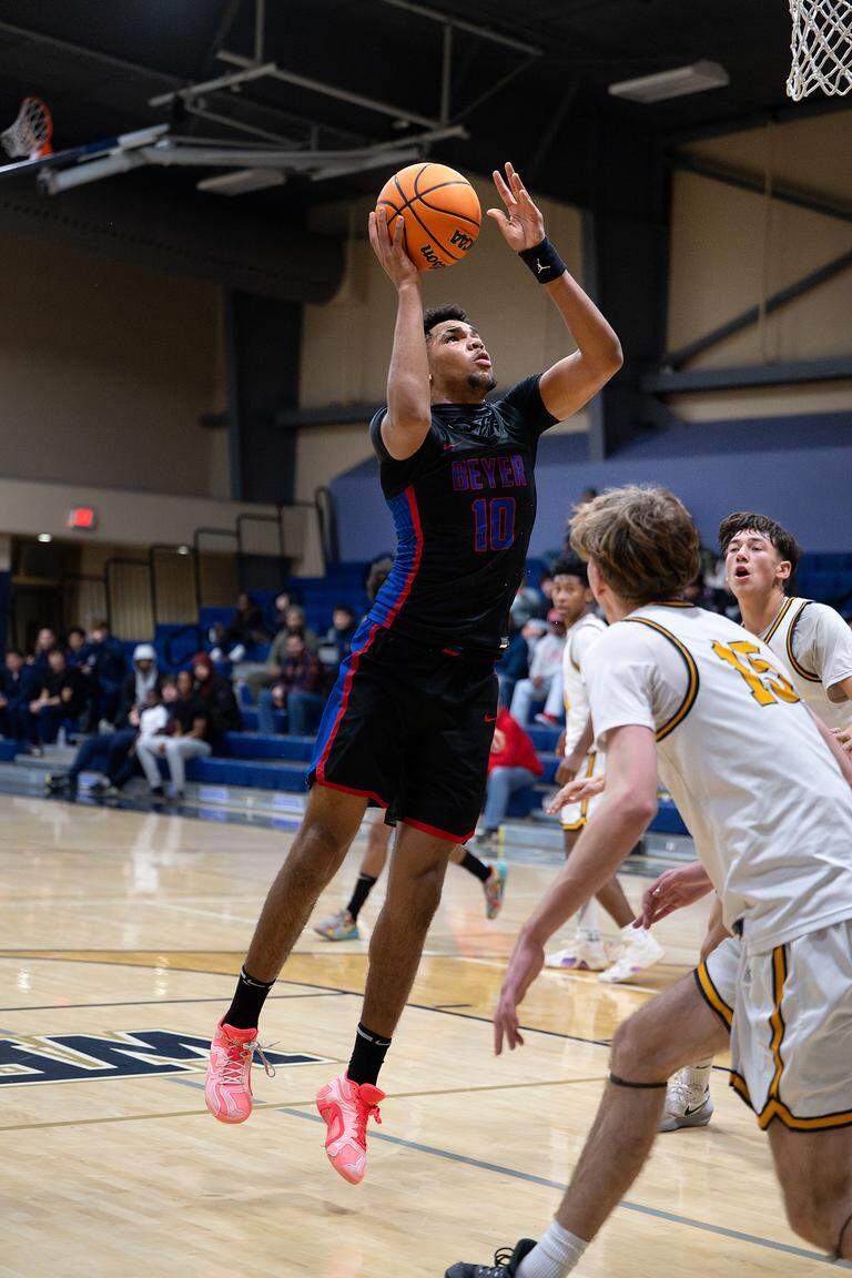 CalHiSports's tweet photo. Congrats Curtis Harmon (Beyer, Modesto).
NorCal Boys BB Player of Week.
Junior jammer from Oakland Soldiers has led Beyer to 15 straight wins with a school record 42-point outing from last week.
@HaroldAbend @RonMFlores @Quade1095 @tuff_curtis 
https://t.co/gjy8epMoWZ https://t.co/RYcwd2VrqQ