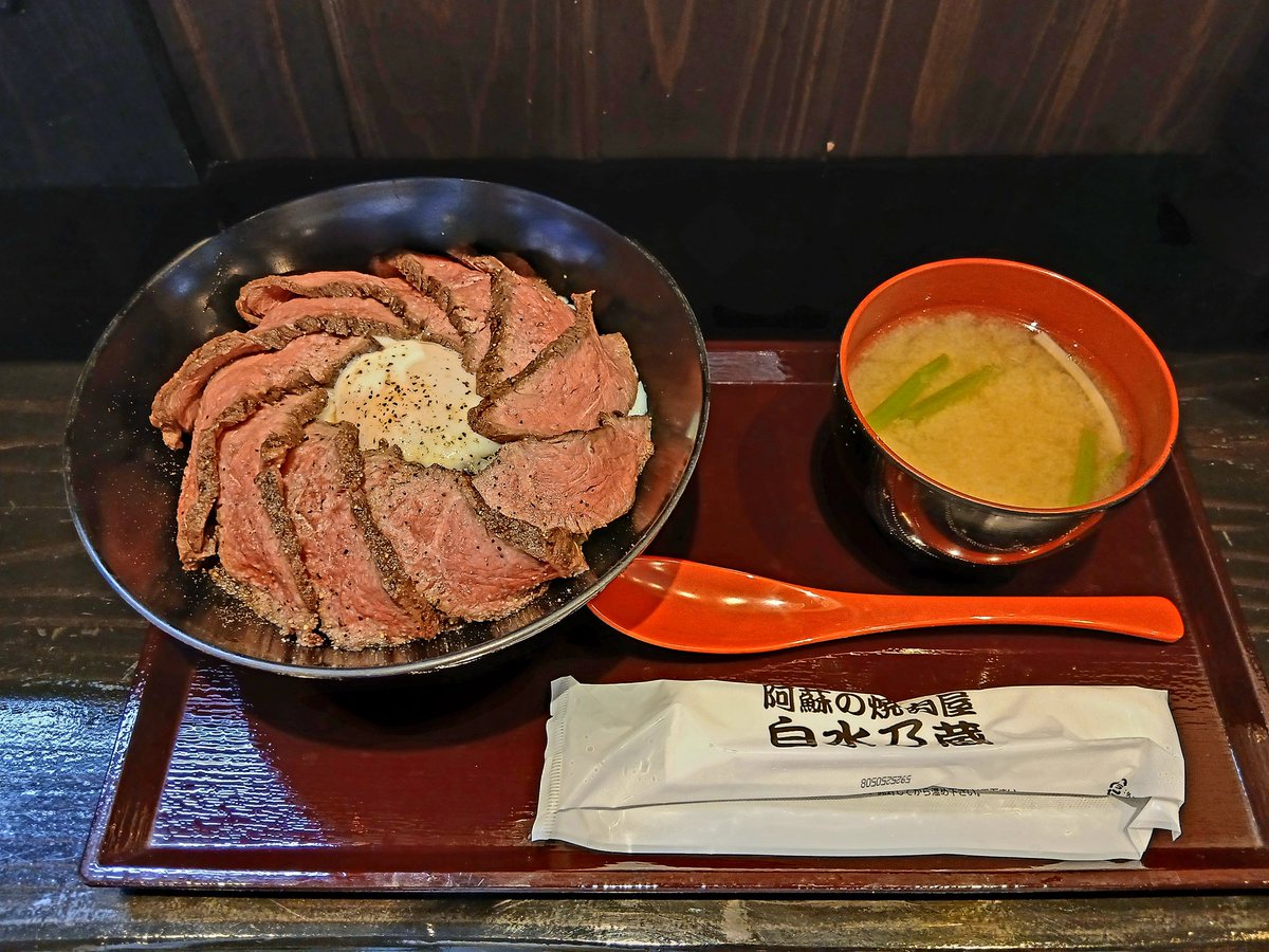 nikorui_04's tweet photo. 熊本旅行楽しかった！
熊本地震��球磨川洪水など災害について考えるきっかけになりました。
そして、くまモンがとにかく可愛くて、くまモングッズで荷物がパンパンになりそうだった( *´艸)
赤毛和牛も初めて食べたし、アニメの聖地だってことも知れて楽しかった！
次はもっとゆっくり行くぞ🛫
#熊本 https://t.co/hVBIqL1JKd