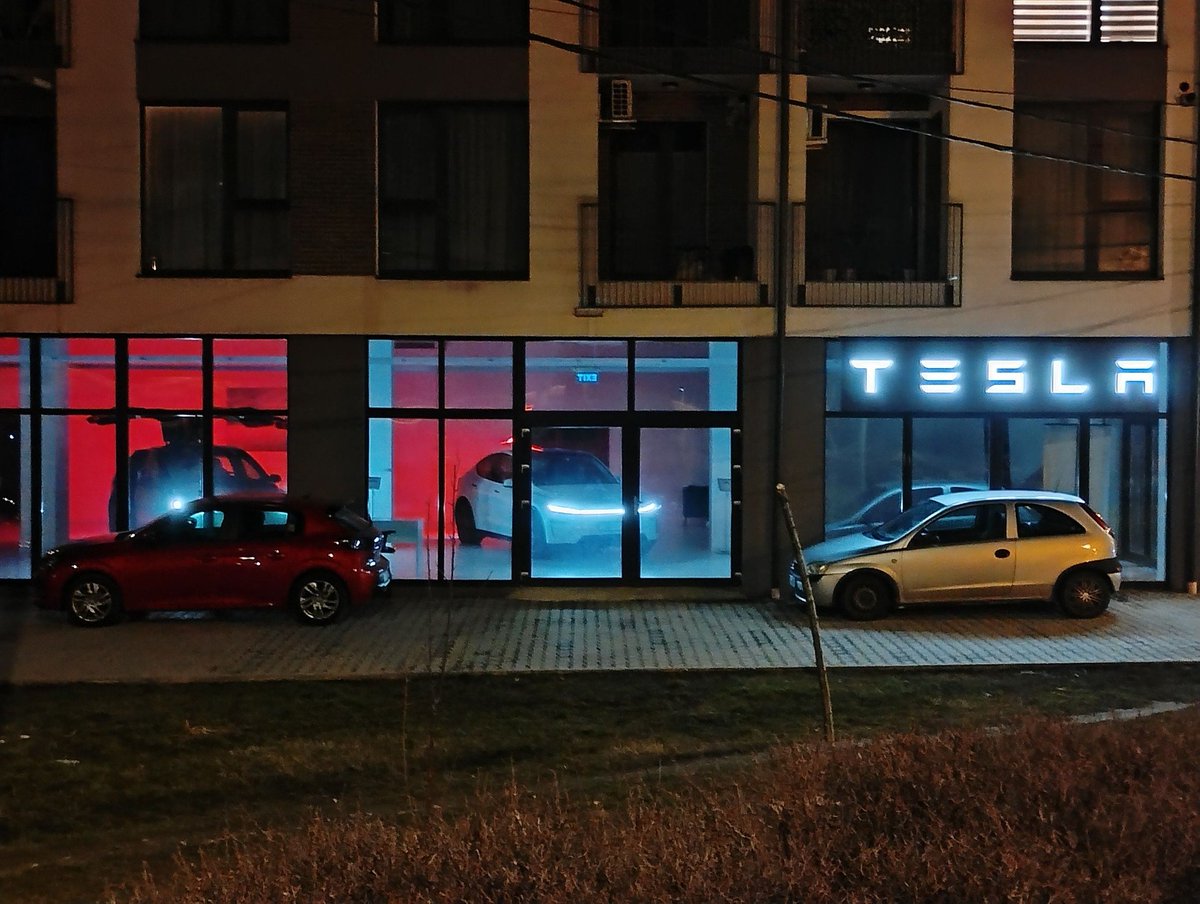 First time I see this <a href="/Tesla/">Tesla</a>  showroom in Cluj-Napoca. Well lit up at night... gas cars parked in front tho...