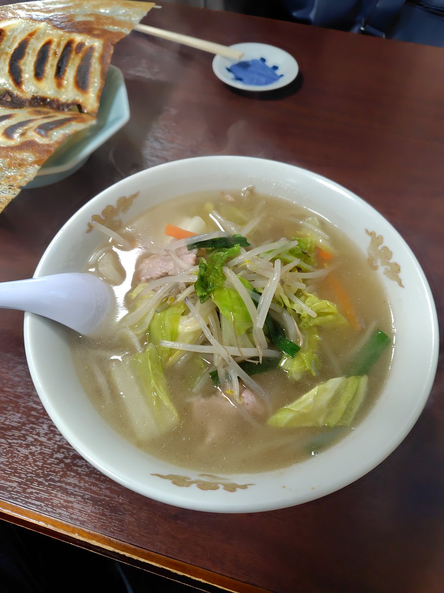angelgojyu's tweet photo. 鬼怒川温泉駅横を
ちょっと歩いて
中華料理香雅さんで
タンメン餃子ランチ！

羽根つき餃子はニンニクが入ってない
優しい味の餃子だったよ〜！

そして近藤は
ハチヤカフェで
日光しょうゆソフトを
食べた！

ウェイウェーイ！

#鬼怒川温泉
#中華料理香雅
#HACHIYA
#日光しょうゆ
#ソフトクリーム https://t.co/5dYkGFl1lL